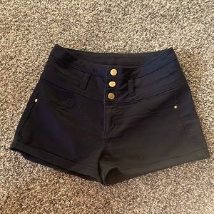 Refuge black size 6 shorts